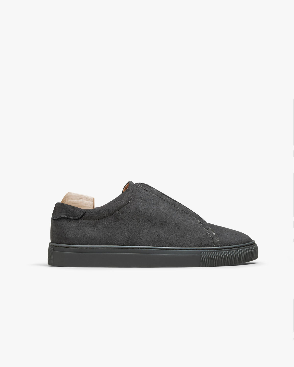 Alnö (2025) – Dark Grey Suede