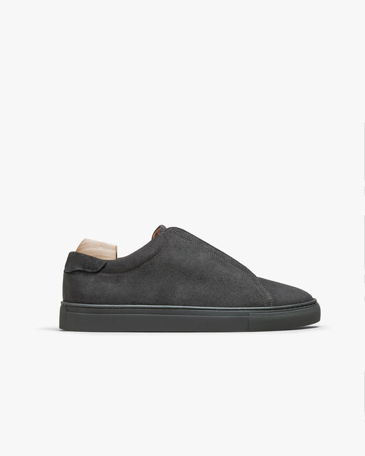 Alnö (2025) – Dark Grey Suede
