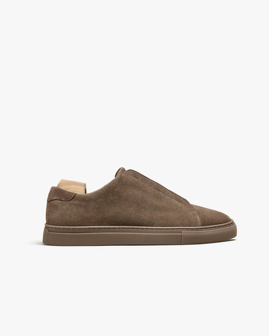 Alnö (2025) – Taupe Suede