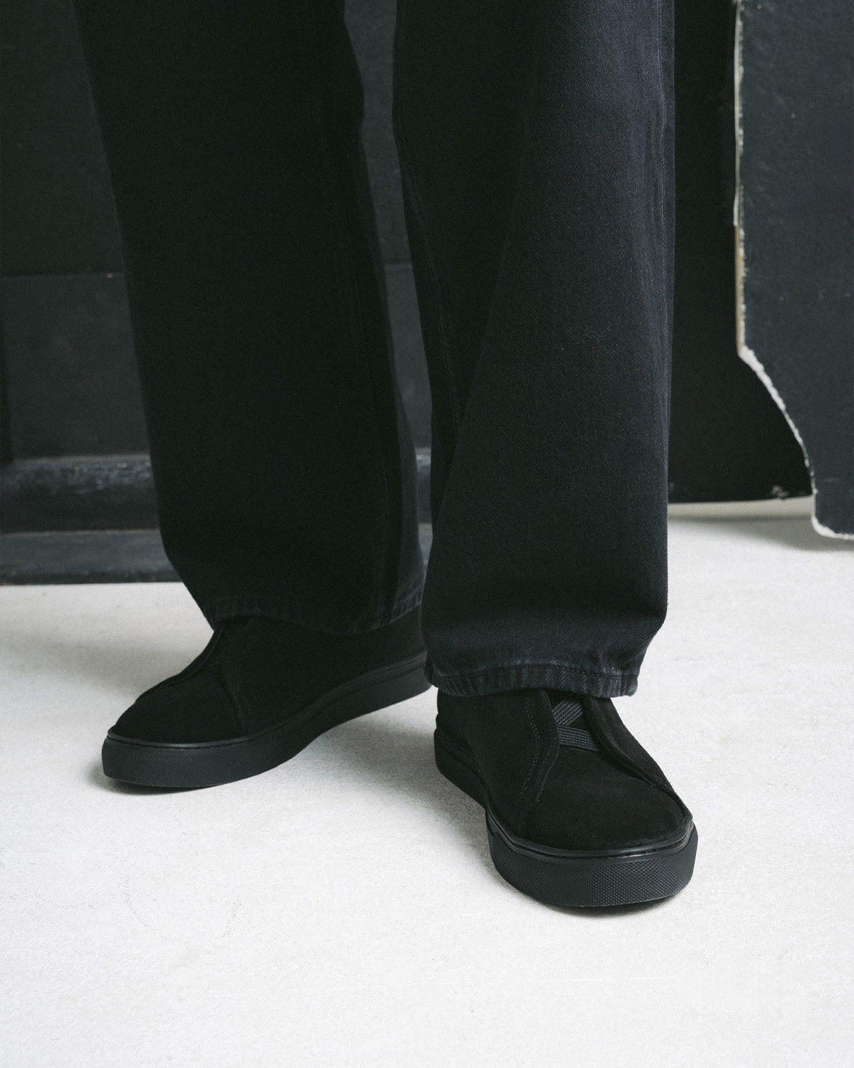 Alnö (2025) – Black Suede