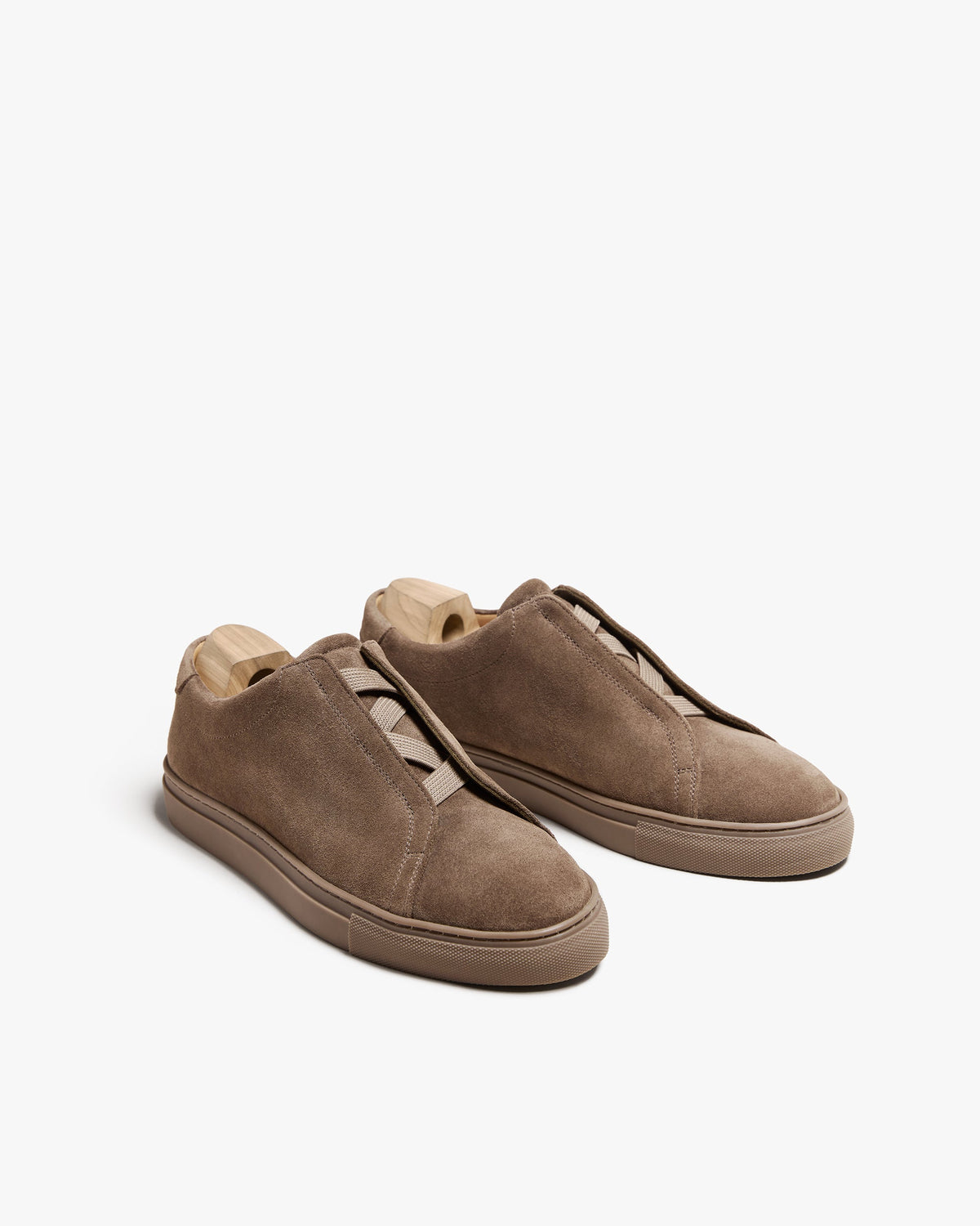 Alnö (2025) – Taupe Suede