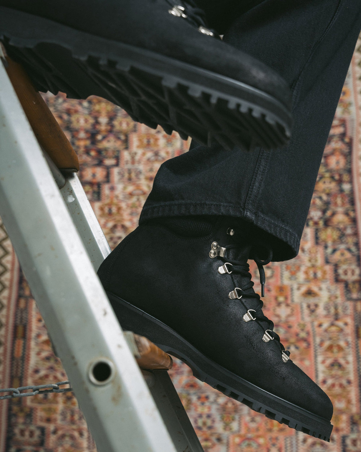 Duved – Black Waxed Suede