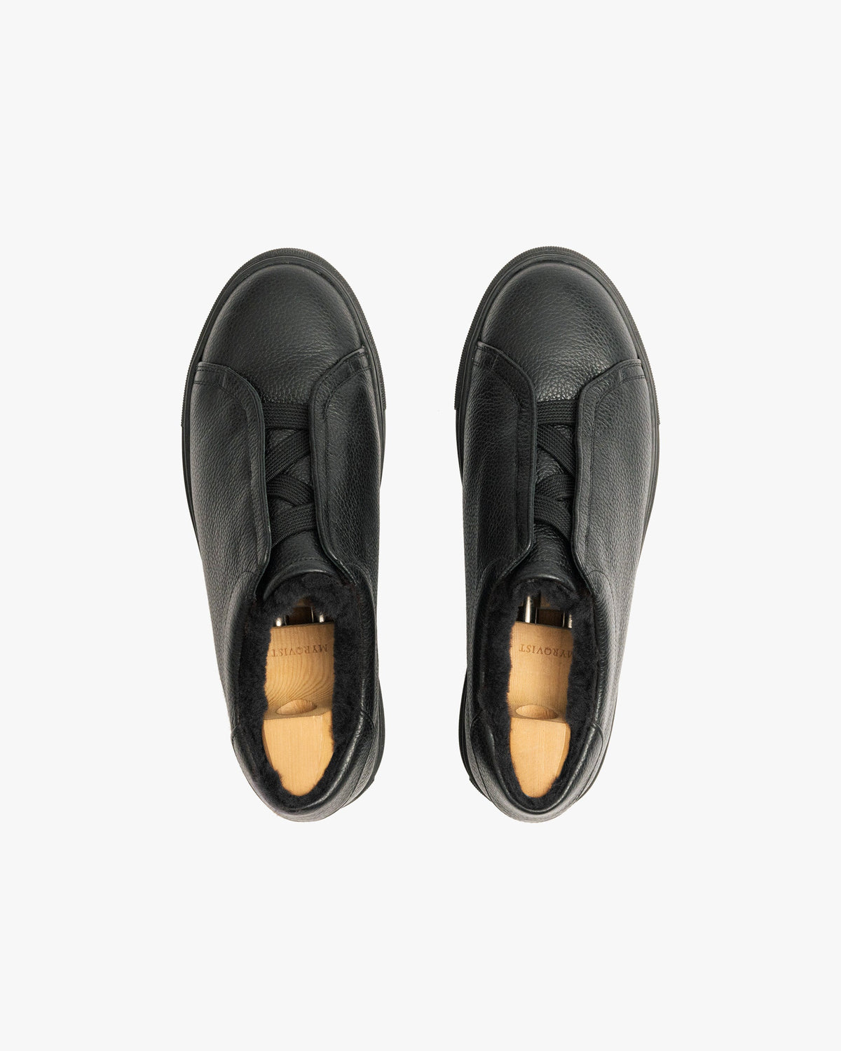 Alnö Shearling (2025) – Black Natural Grain