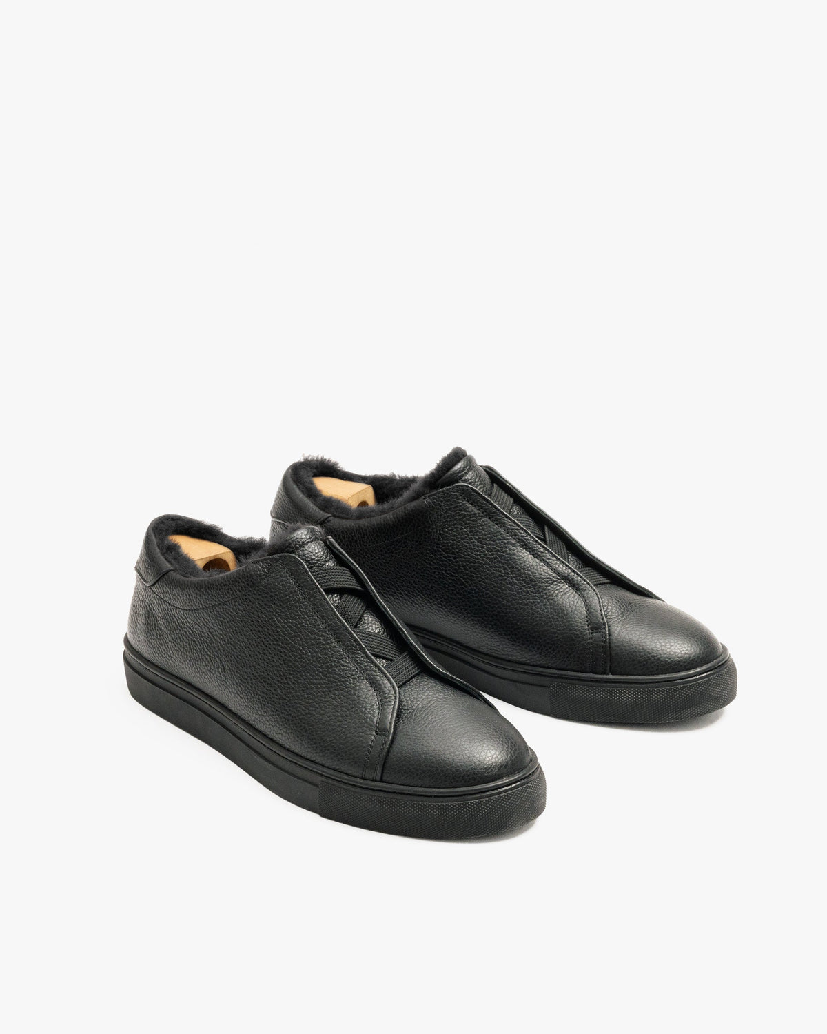 Alnö Shearling (2025) – Black Natural Grain
